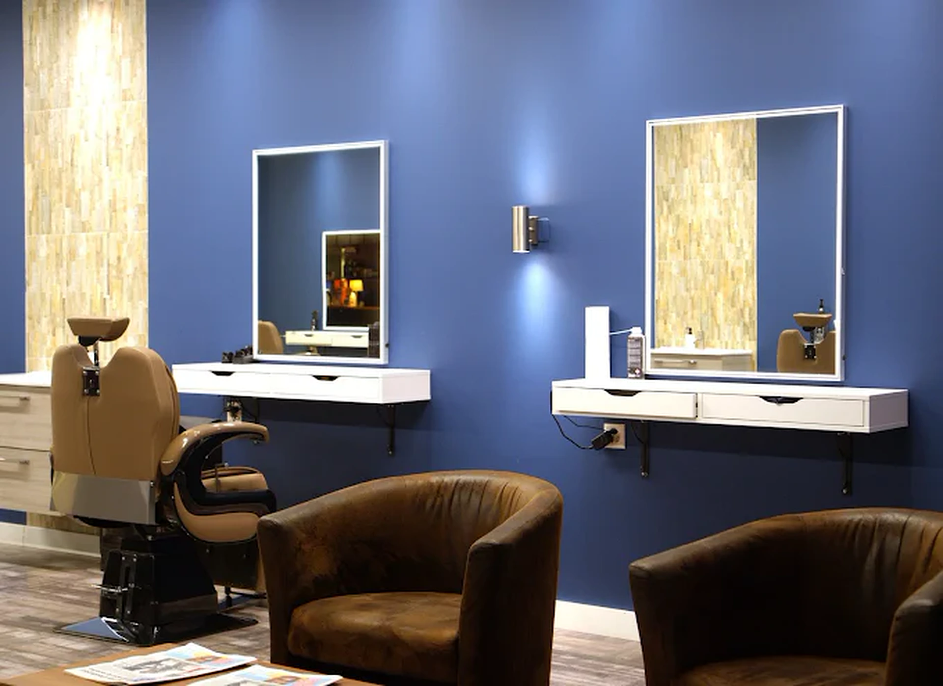 Poste de travail avec miroirs et produits de barbier