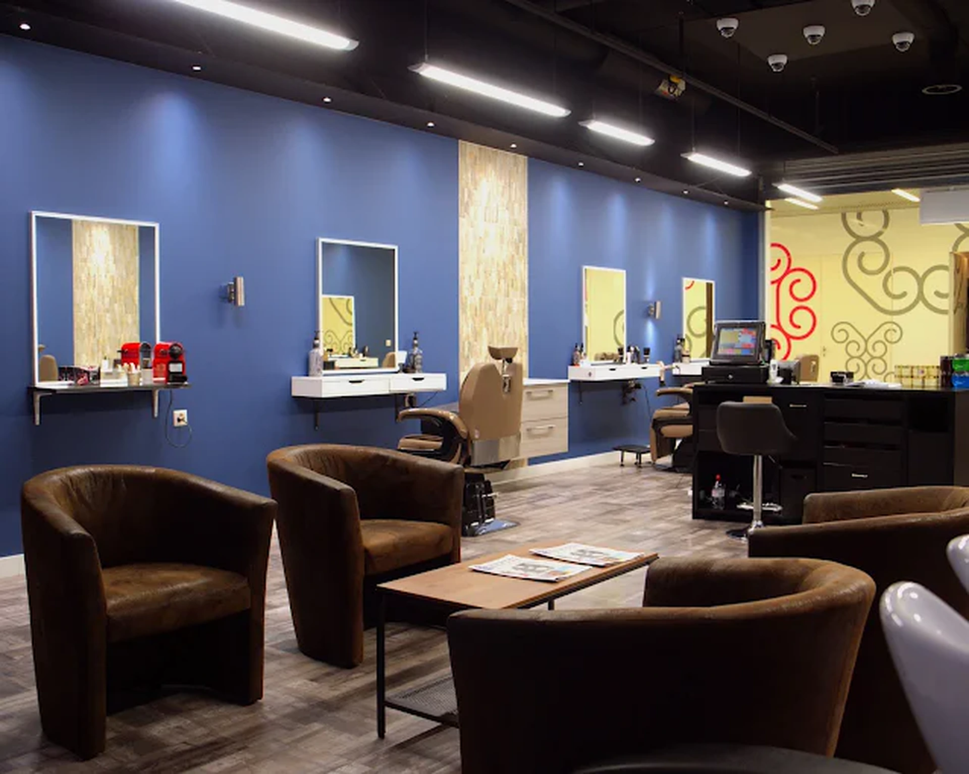 Espace d'attente et postes de coiffure New Barber