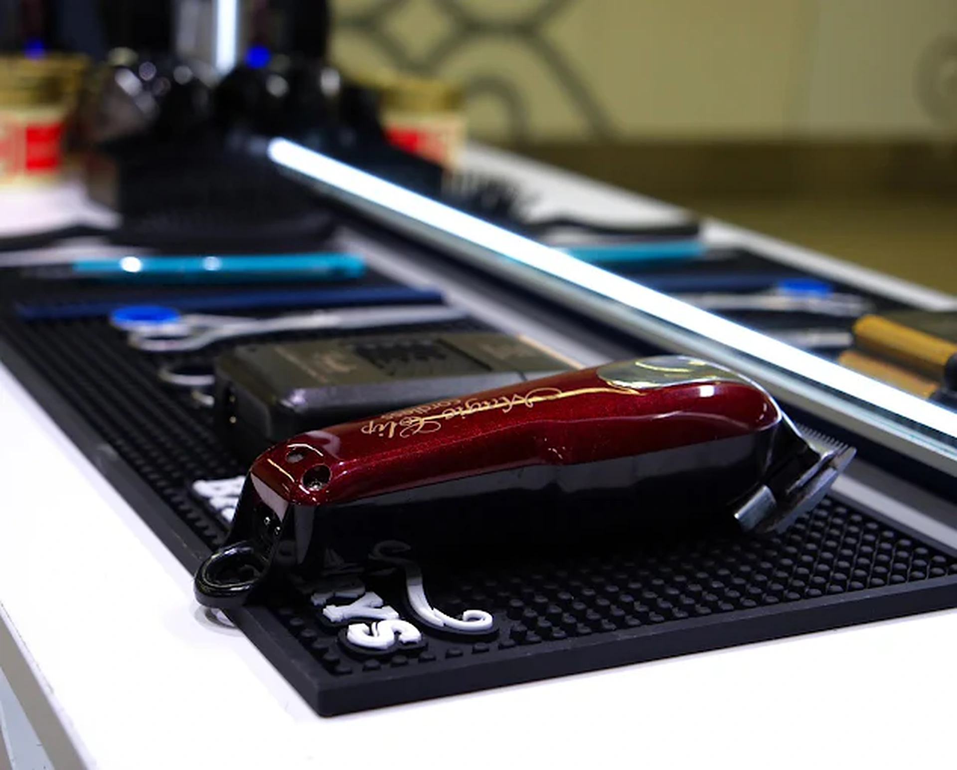 Tondeuse professionnelle et outils de barbier